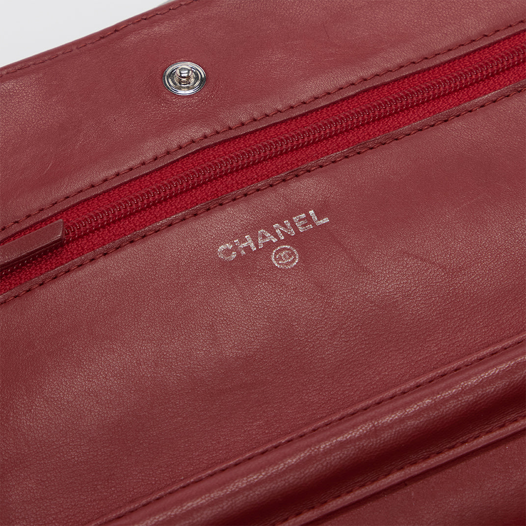 Classic Wallet on Chain in Dark Red Leather