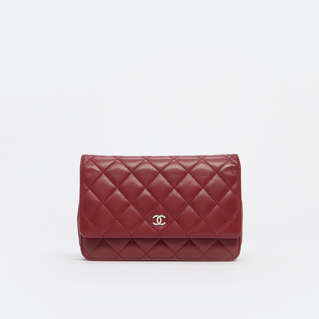 Classic Wallet on Chain in Dark Red Leather