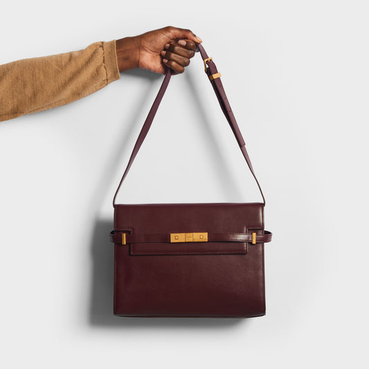 Model of the SAINT LAURENT Manhattan Leather Shoulder Bag in Bordeaux
