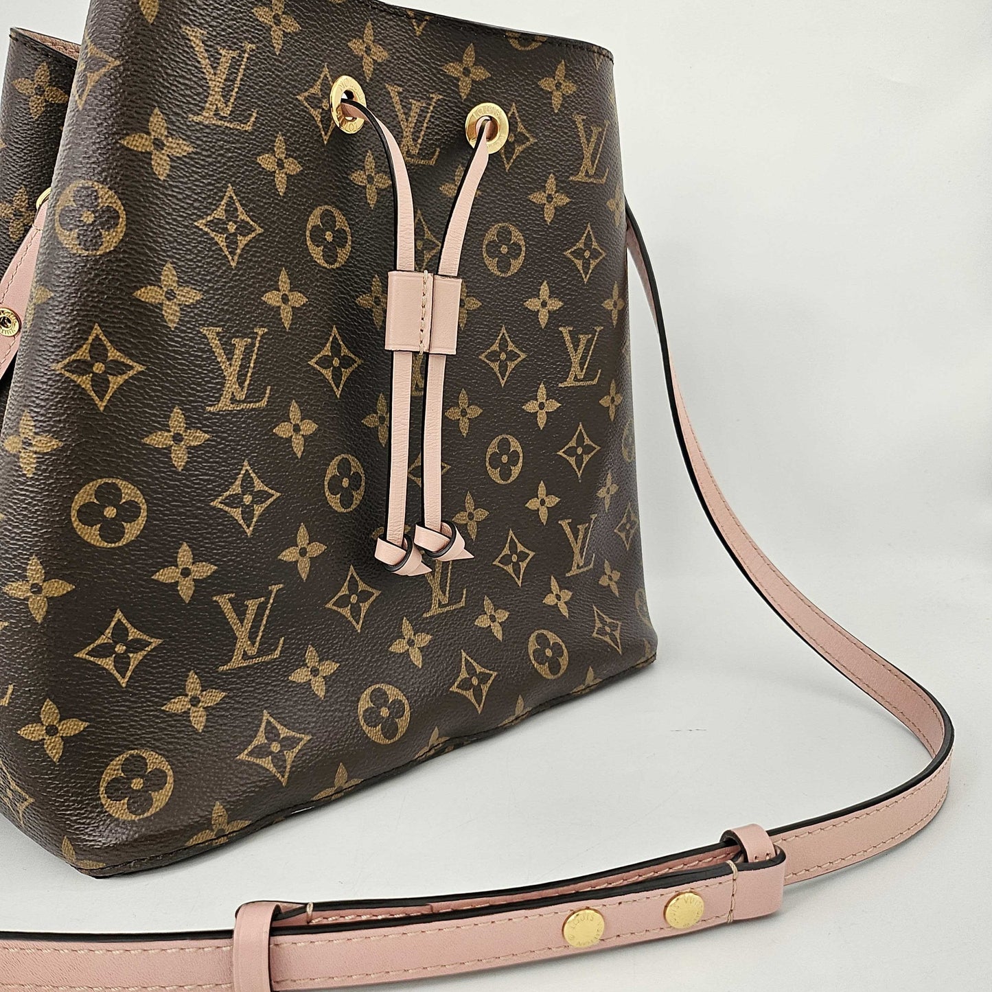 NéoNoé MM Bucket Bag in Monogram Canvas and Pink [ReSale]