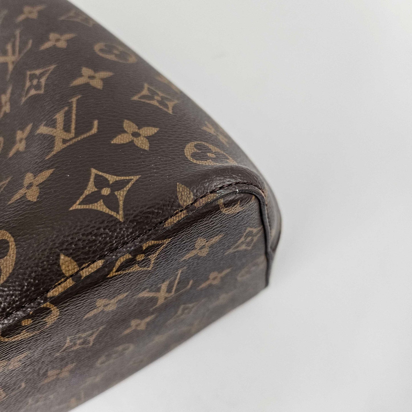 NéoNoé MM Bucket Bag in Monogram Canvas and Red [ReSale]