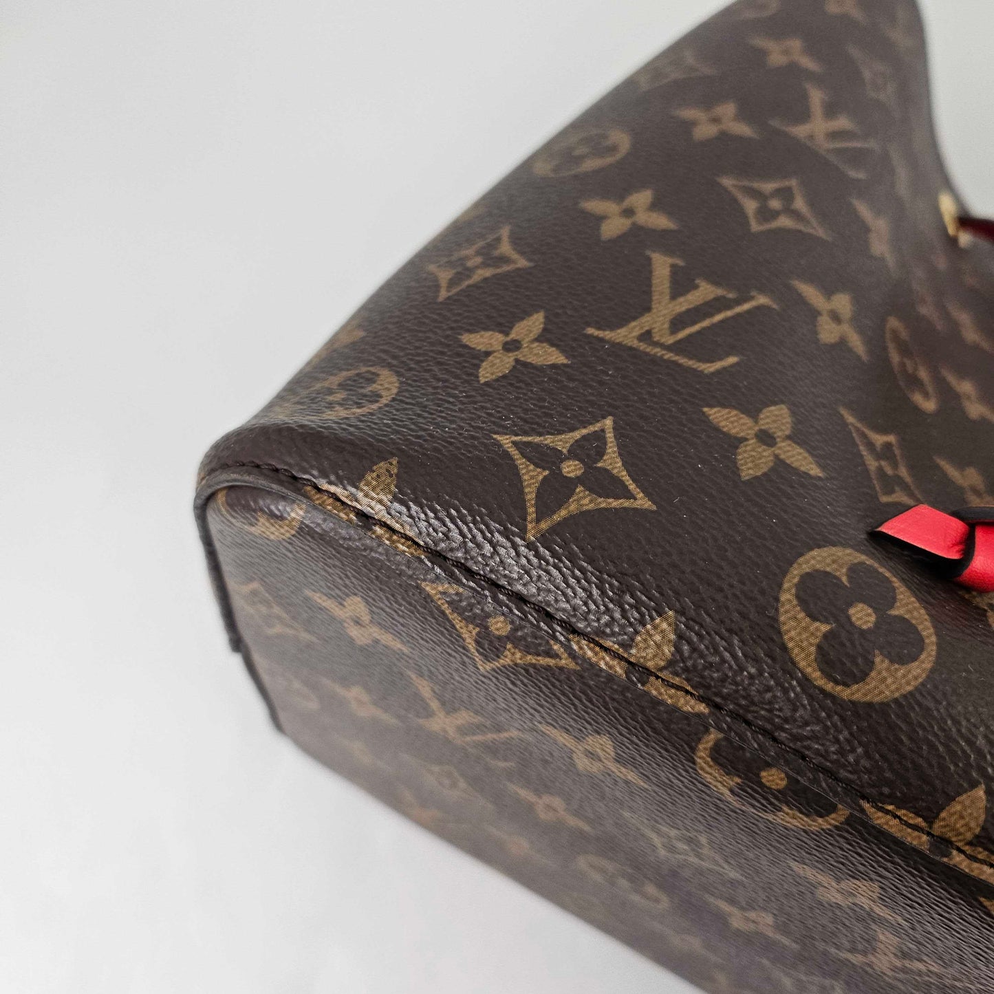 NéoNoé MM Bucket Bag in Monogram Canvas and Red [ReSale]