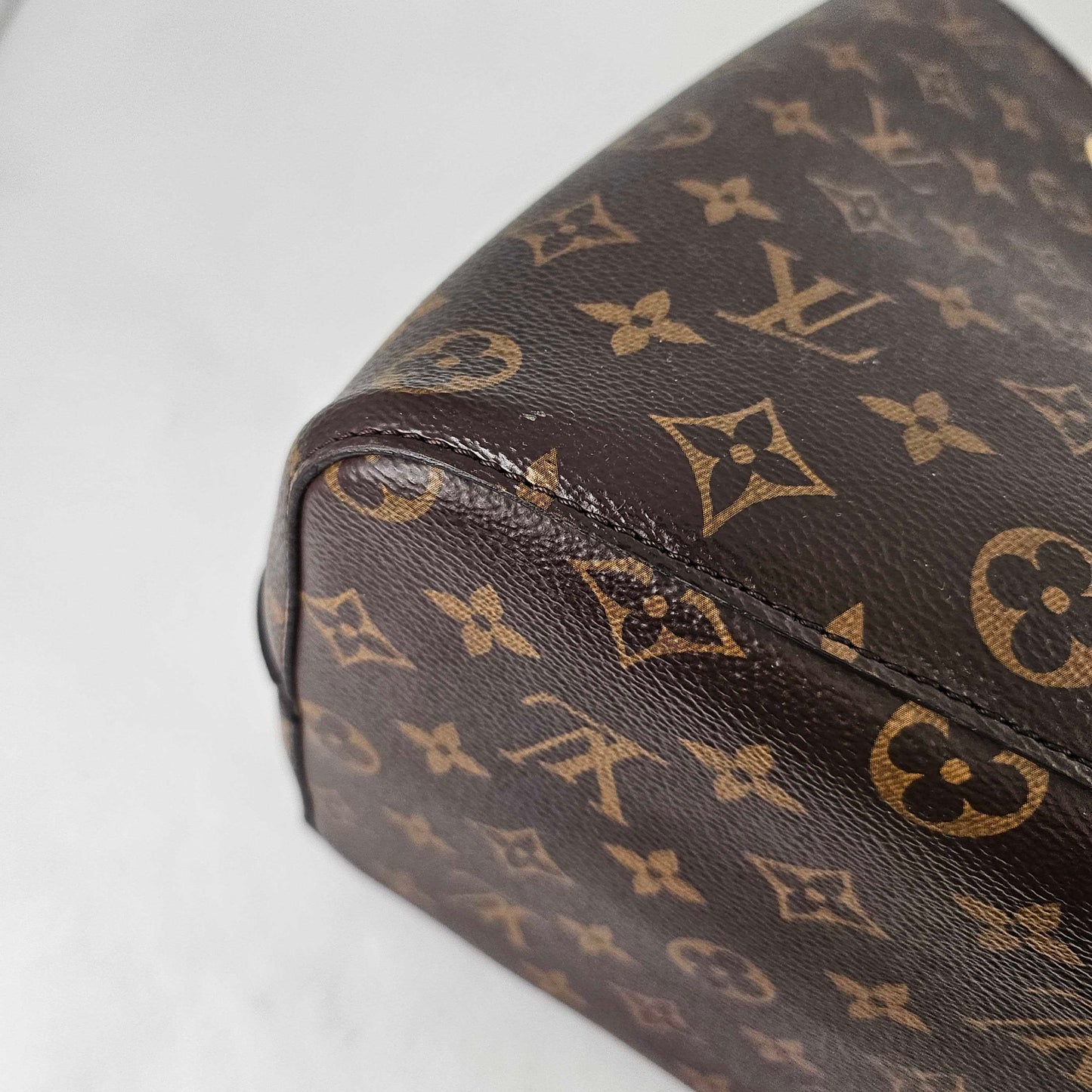 NéoNoé MM Bucket Bag in Monogram Canvas and Red [ReSale]