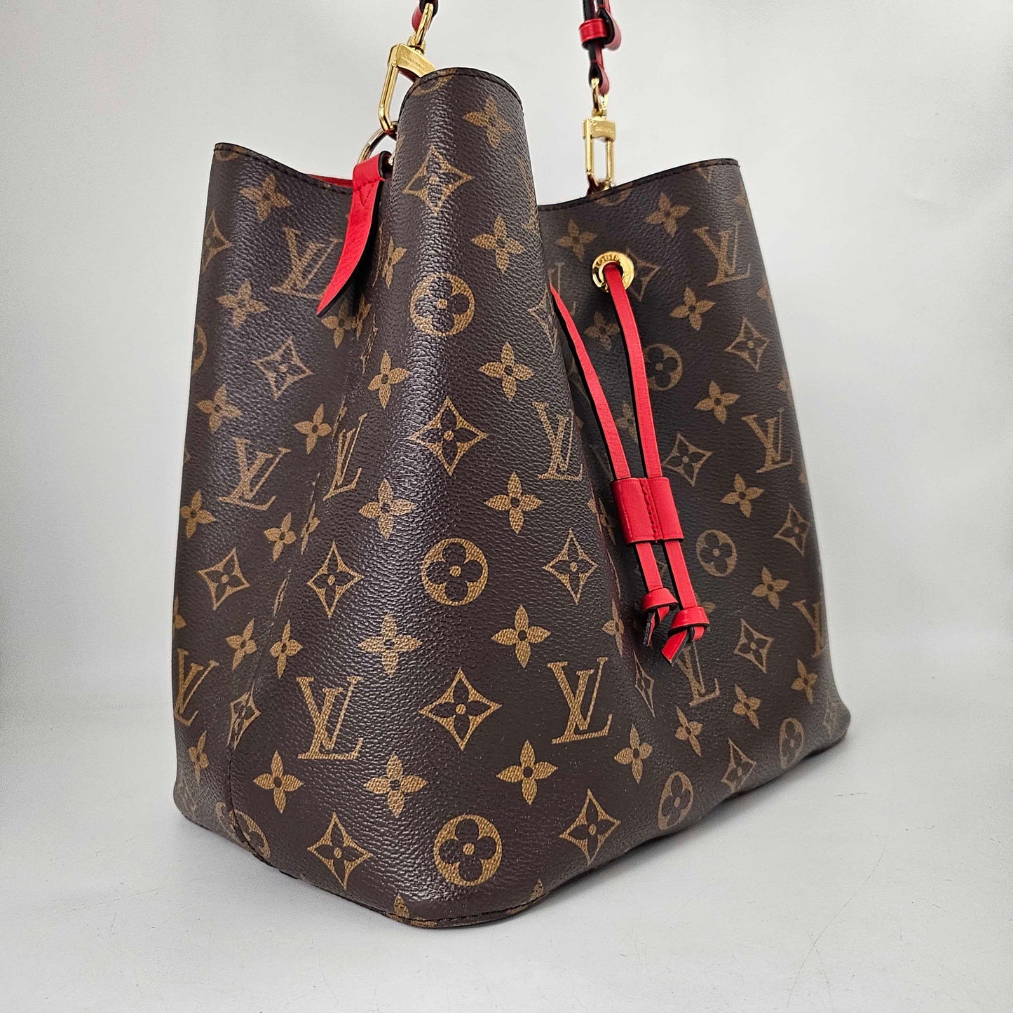 NéoNoé MM Bucket Bag in Monogram Canvas and Red [ReSale]