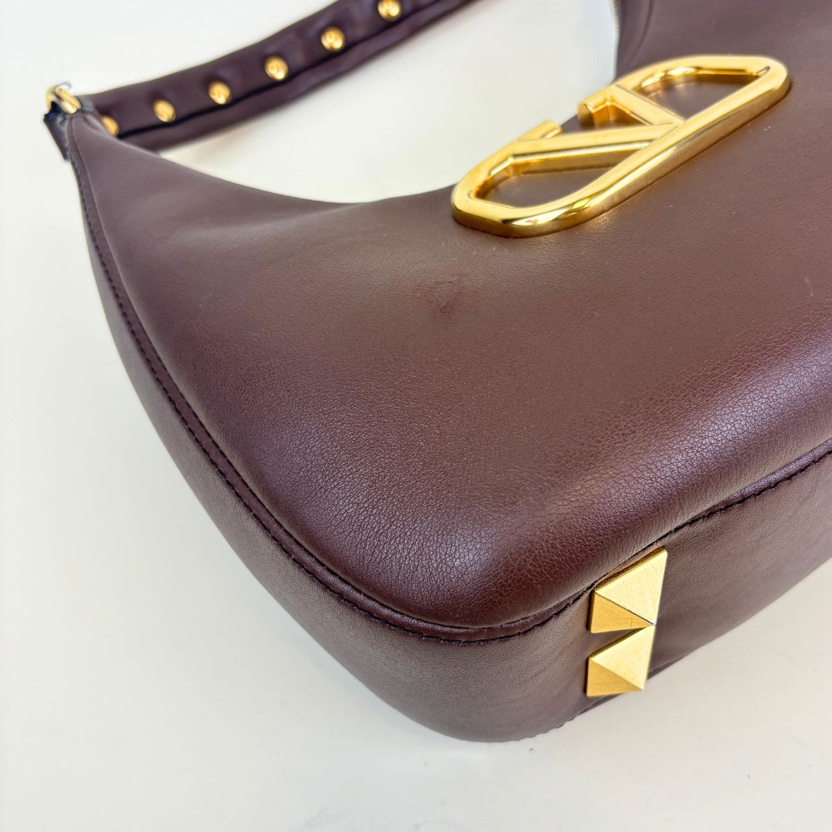 Garavani Roman Stud Sign Leather Shoulder Bag in Brown [ReSale]