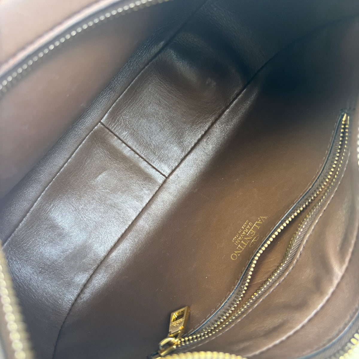 Garavani Roman Stud Sign Leather Shoulder Bag in Brown [ReSale]