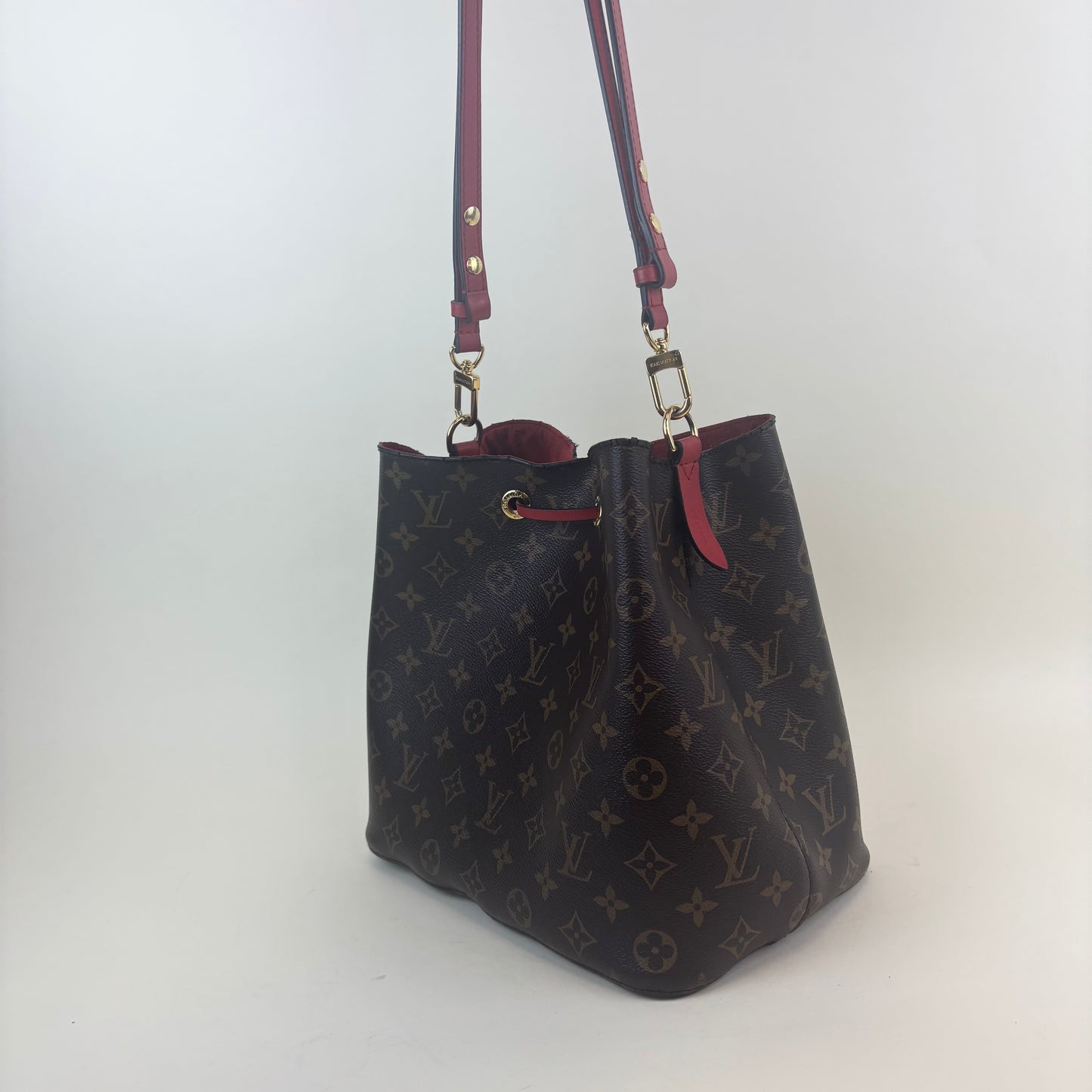 NéoNoé MM Bucket Bag in Monogram Canvas and Red [ReSale]