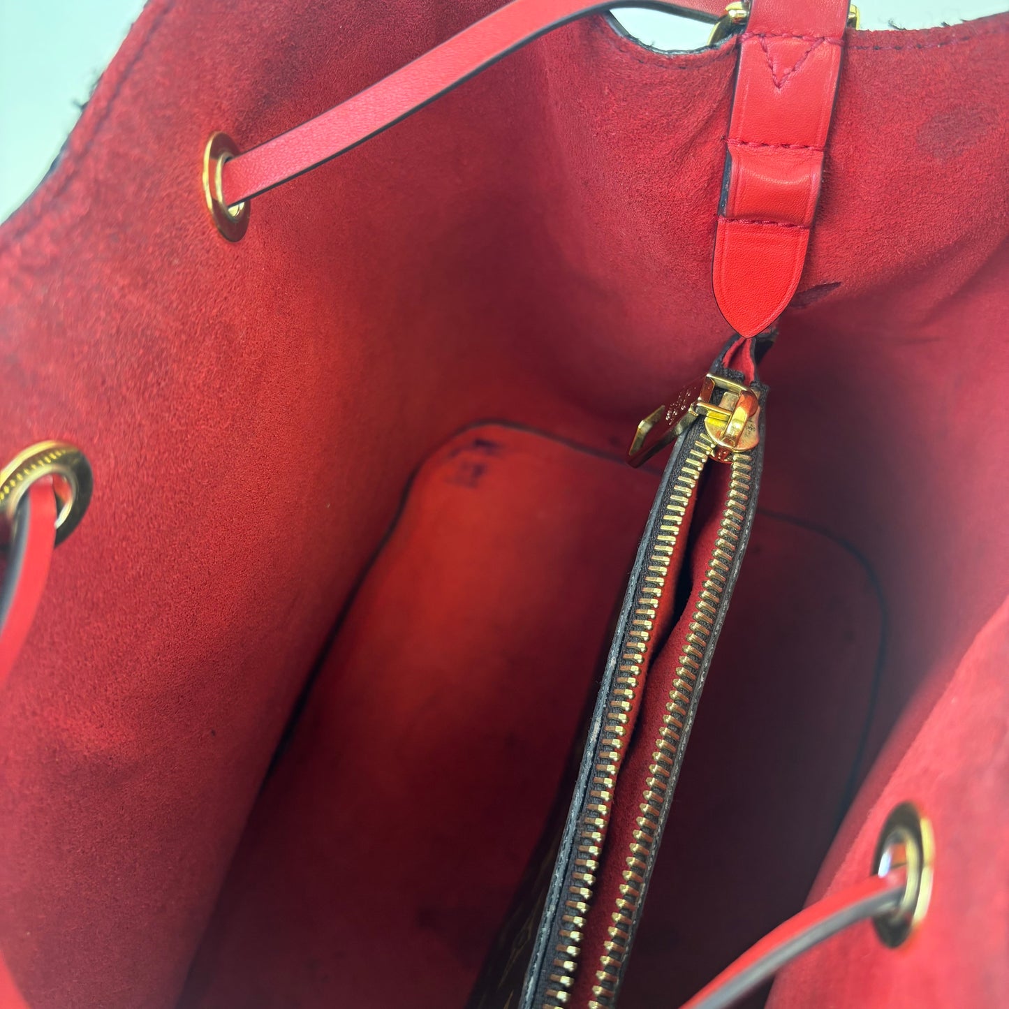 NéoNoé MM Bucket Bag in Monogram Canvas and Red [ReSale]