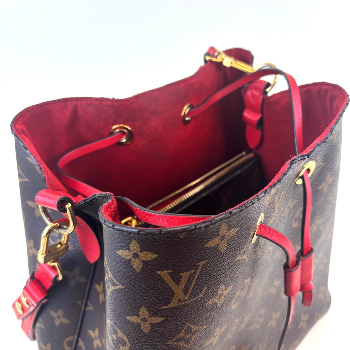 NéoNoé MM Bucket Bag in Monogram Canvas and Red [ReSale]