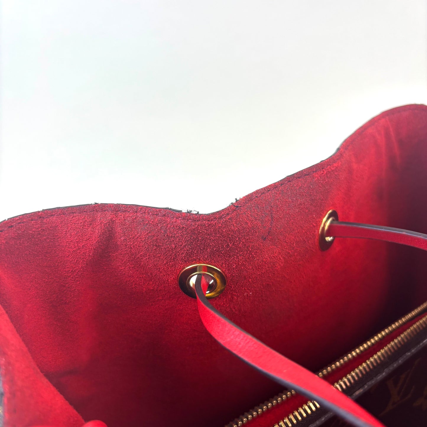 NéoNoé MM Bucket Bag in Monogram Canvas and Red [ReSale]