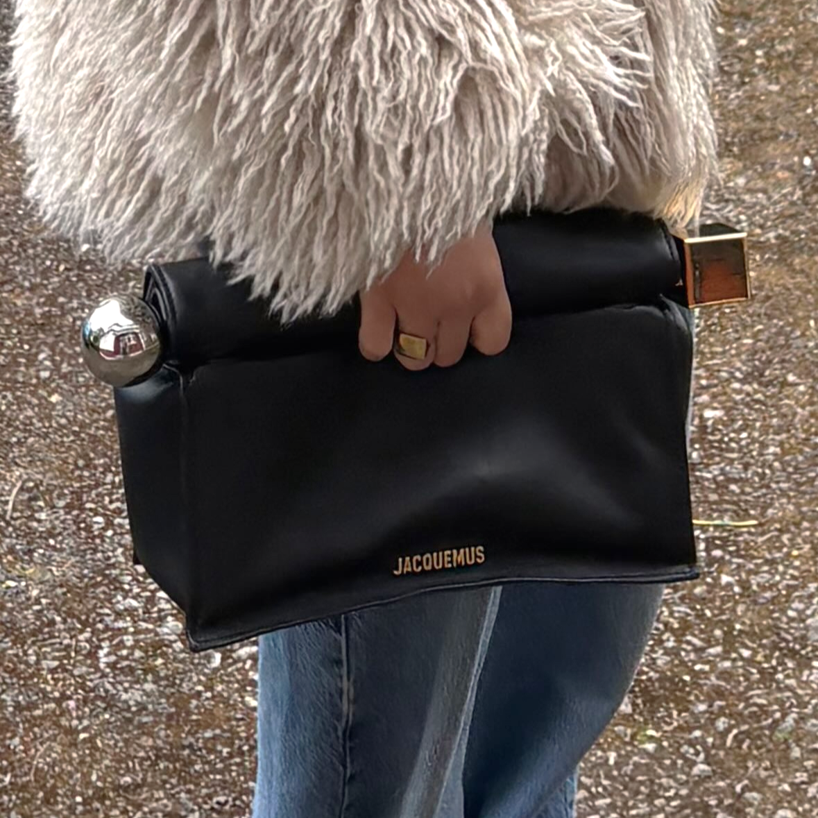 La Pochette Rond Carré in Black