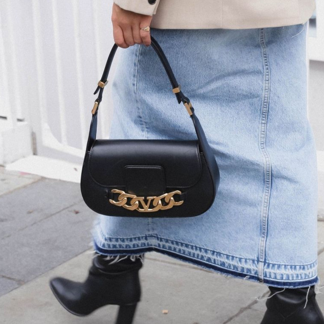 Medium V-Logo Chain Leather Shoulder Bag in Black