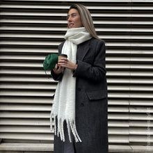 Load image into Gallery viewer, @Hannahlewisstylist wearing the BOTTEGA VENETA The Pouch 20 Intrecciato Crossbody in Green 