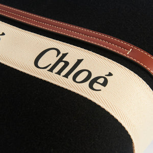 Logo detailing of the Chloe Woody large tote bag in black felt with tan detailing