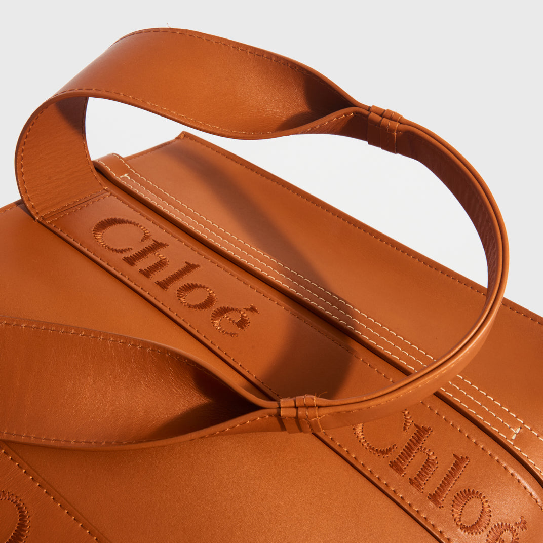 CHLOÉ Medium Leather Woody Tote Bag in Tan