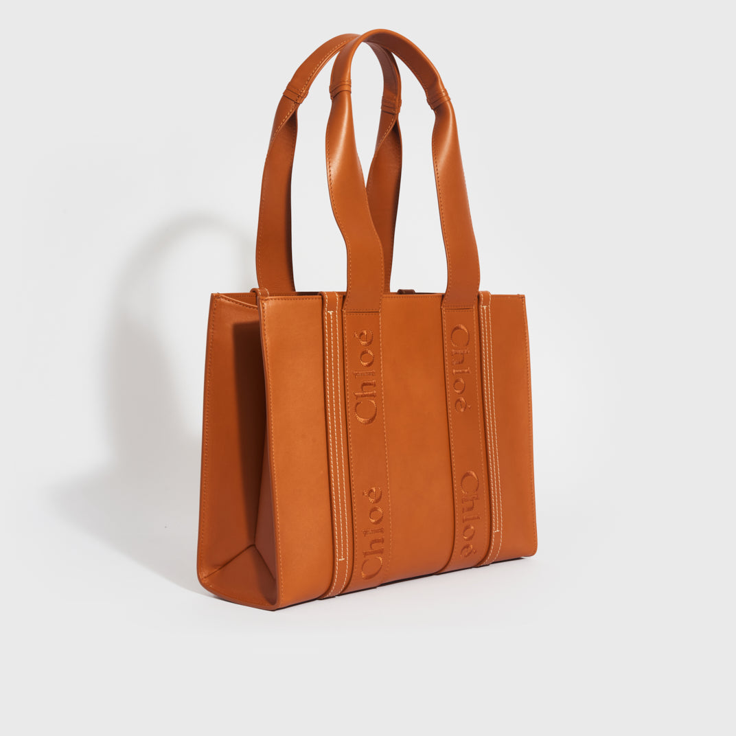 CHLOÉ Medium Leather Woody Tote Bag in Tan