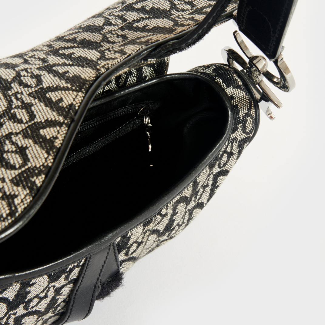 Trotter Saddle Canvas Shoulder Bag in Black