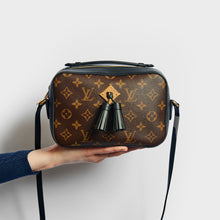 Load image into Gallery viewer, Model holding the LOUIS VUITTON Saintonge in Monogram Canvas and Black Leather