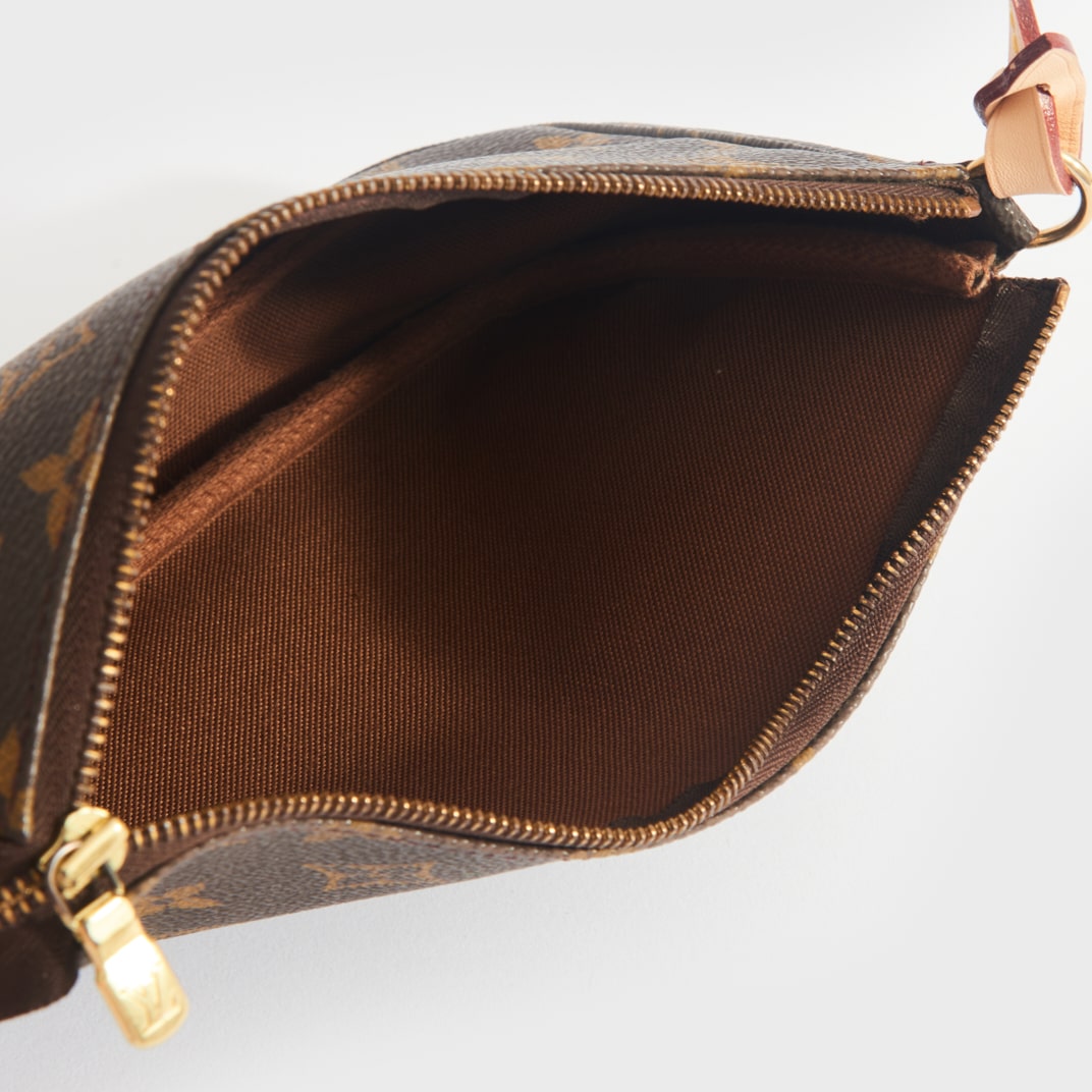 Lv store pochette monogram