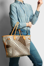 Load image into Gallery viewer, Model with the LOUIS VUITTON x Yayoi Kusama Neverful MM Tote Bag 2012 on arm