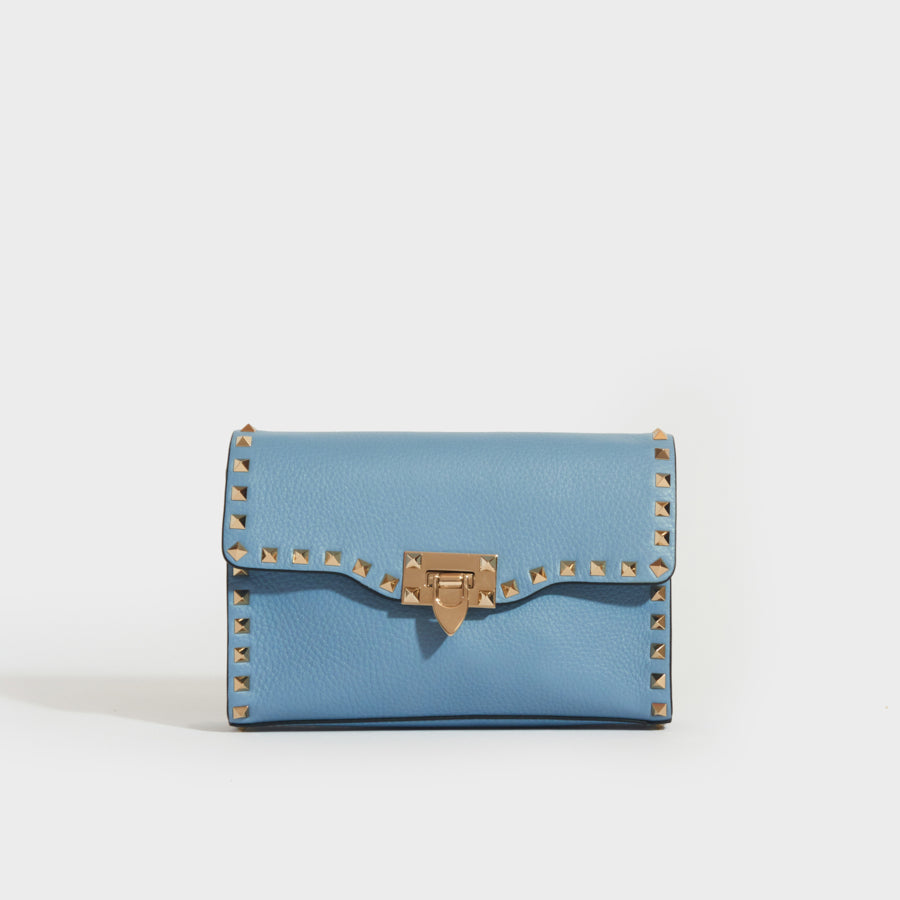 Front view of the VALENTINO Garavani Small Rockstud Grained Leather Bag in Niagara